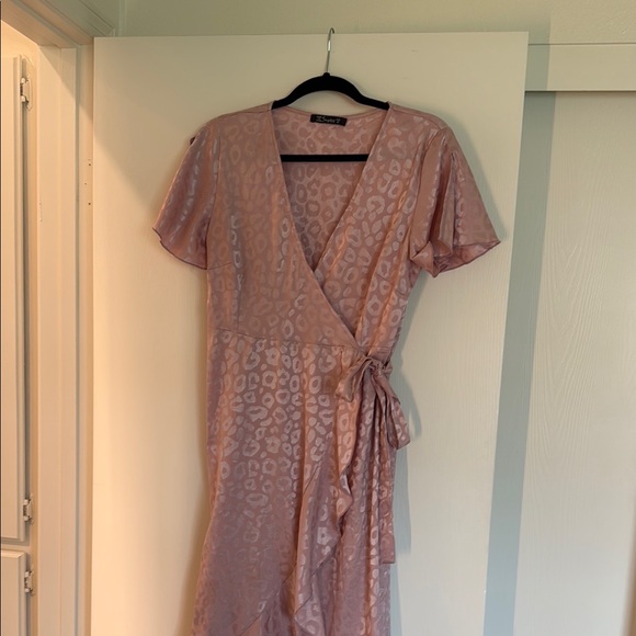 Getting rid of everything, send offers! ❤️‍🔥 Leopard satin sheen Pink Wrap Dress - Picture 1 of 2